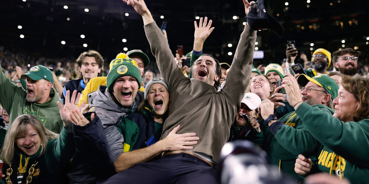 Brewers celebrate title run in Wisconsin with Lambeau Leap before Parade of Champions
