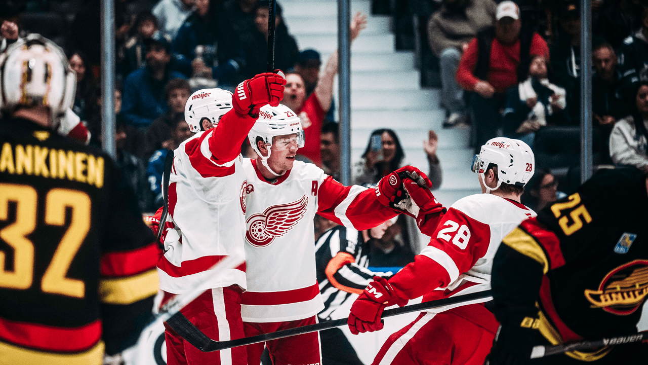 Red Wings beat Canucks 5-2 at Rogers Arena as Detroit extends point streak to six straight games