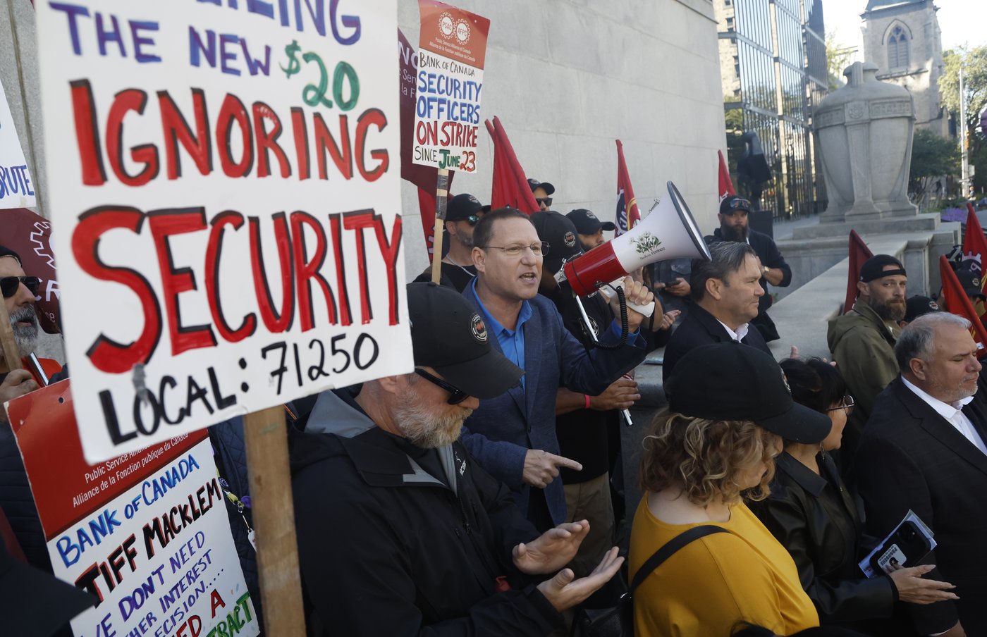 NDP leader says Ottawa is breaking federal strike rules as Bank of Canada security walkout nears 100 days