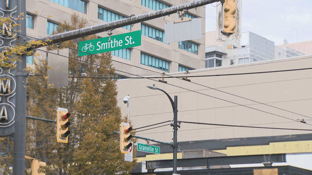 4 people stabbed after altercation at Granville bar; VPD says suspect at large
