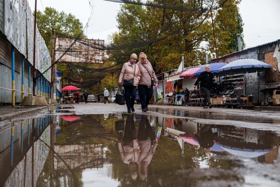 Truce in Ukraine’s Kherson region allows evacuations and aid deliveries to Oleshky for a fourth day
