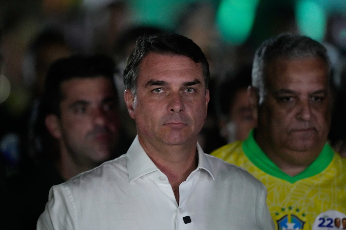 Flávio Bolsonaro leaves Brazil for the United States amid passport deadline after Lula election loss