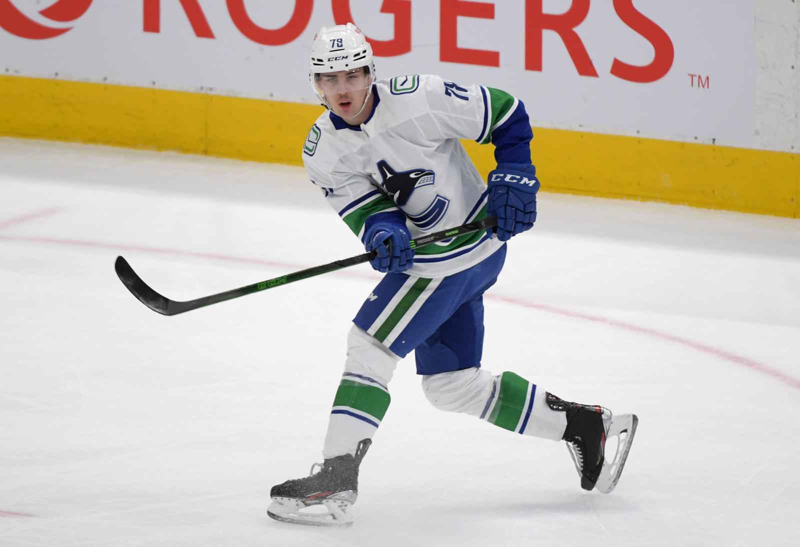 Kole Lind returns to Canucks organization with one-year AHL contract