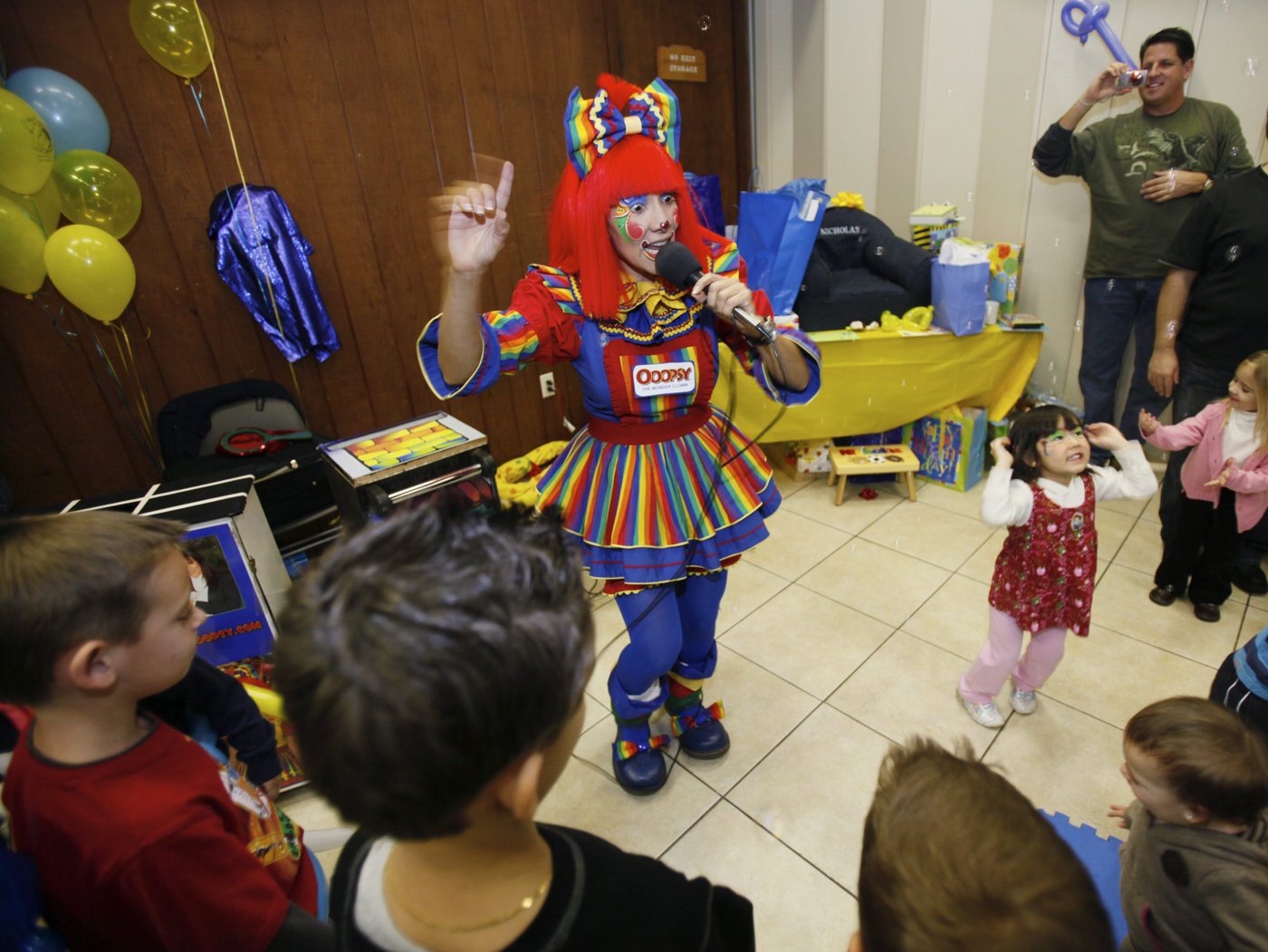 Mother turns a themed kids’ birthday into a budget-friendly Halloween in March party