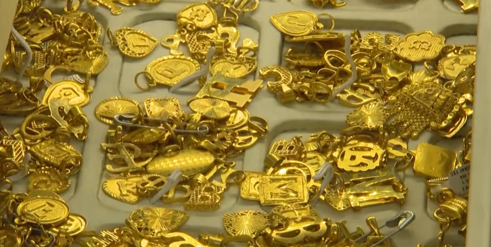 Rising gold prices haven’t deterred Diwali shoppers, but some say they’re buying smaller pieces