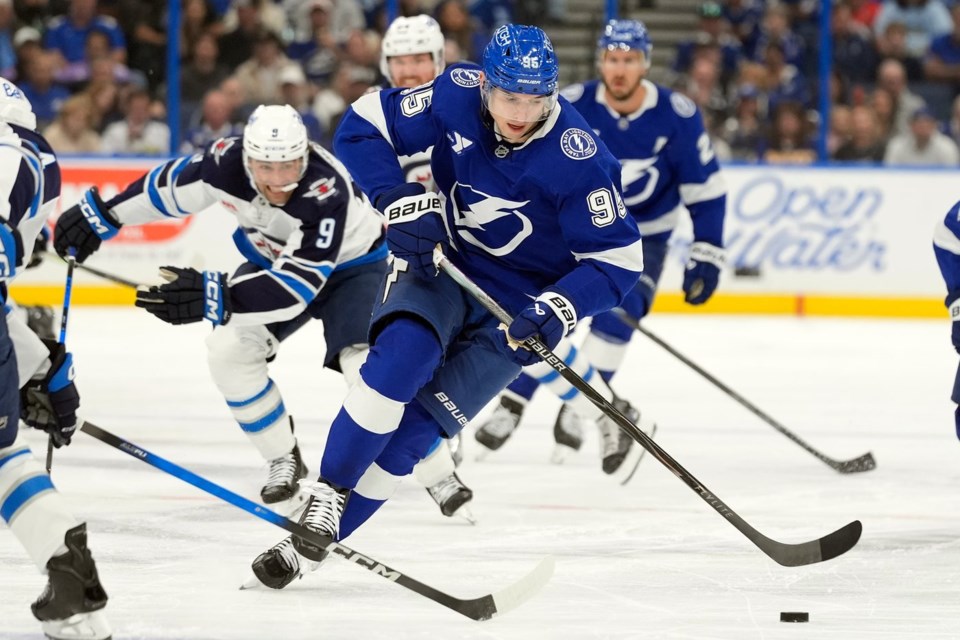 Holmberg has four-point night as Lightning beat Jets 6-4 to stay unbeaten at home