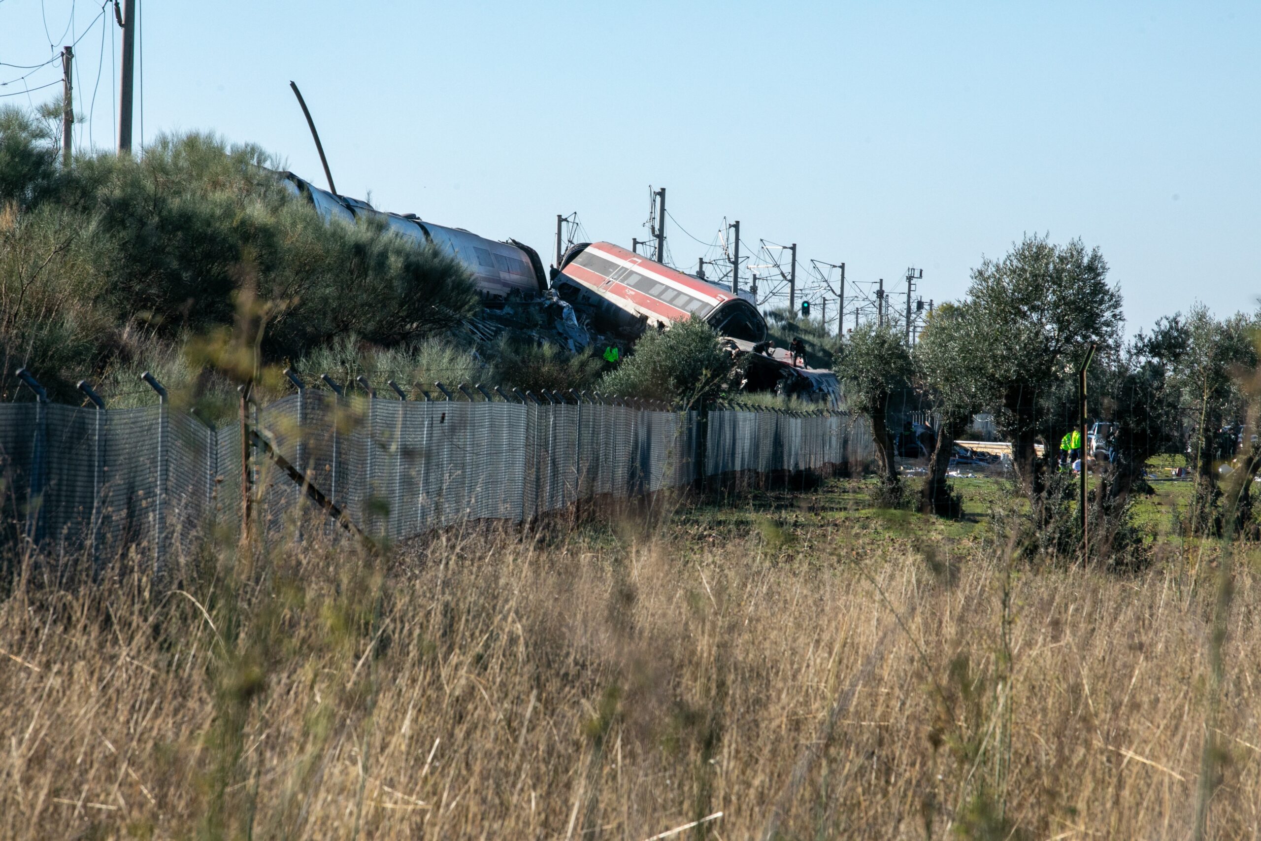 At least 30 killed after high-speed train rear-ends stopped train in Toledo province, media report