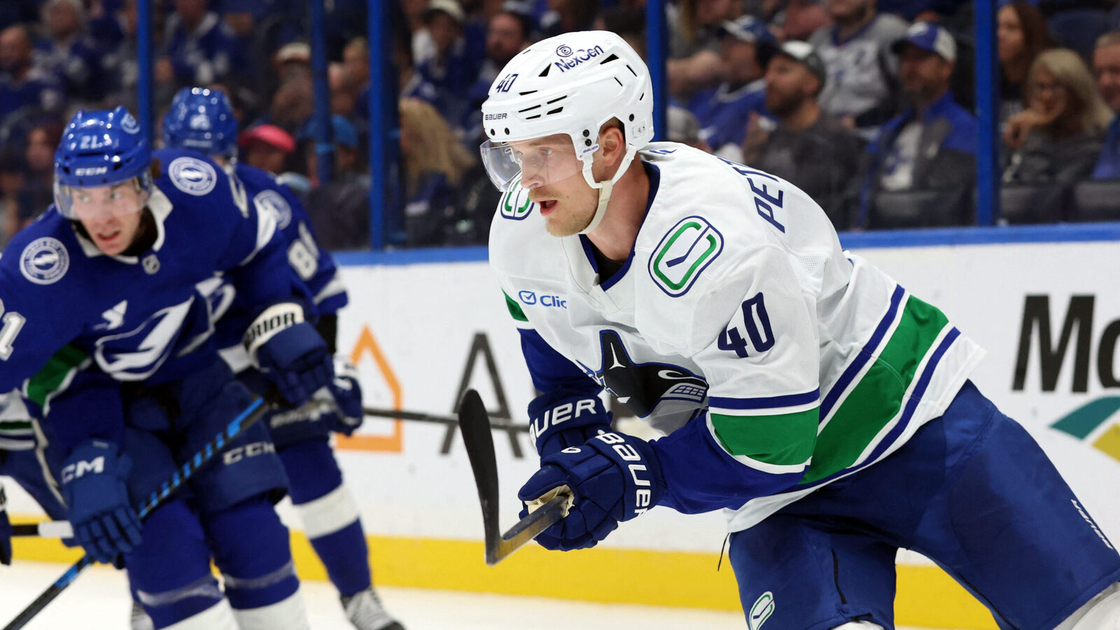 Lightning score four straight to beat Canucks 4-2