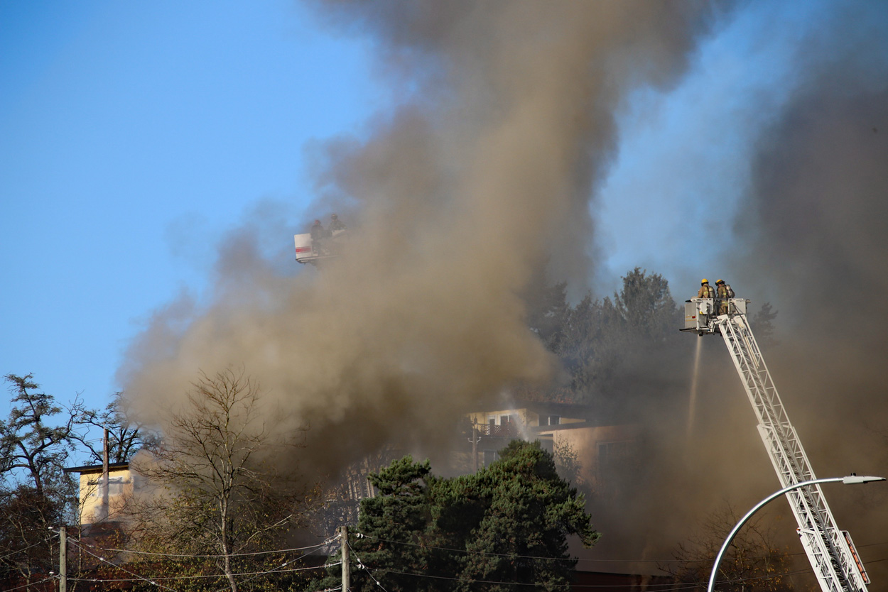 Large blaze forces evacuation at New Westminster apartment building near Agnes Street