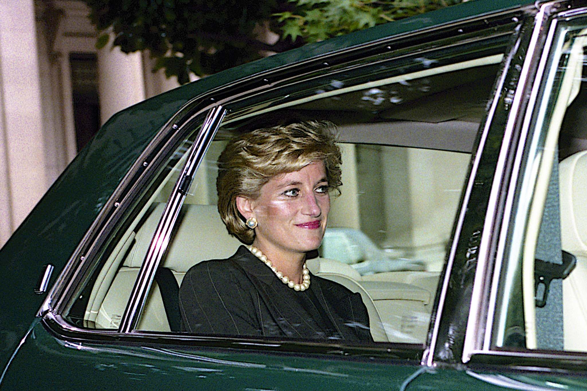 Princess Diana’s “revenge dress” to auction at Sotheby’s with estimate up to US$300,000