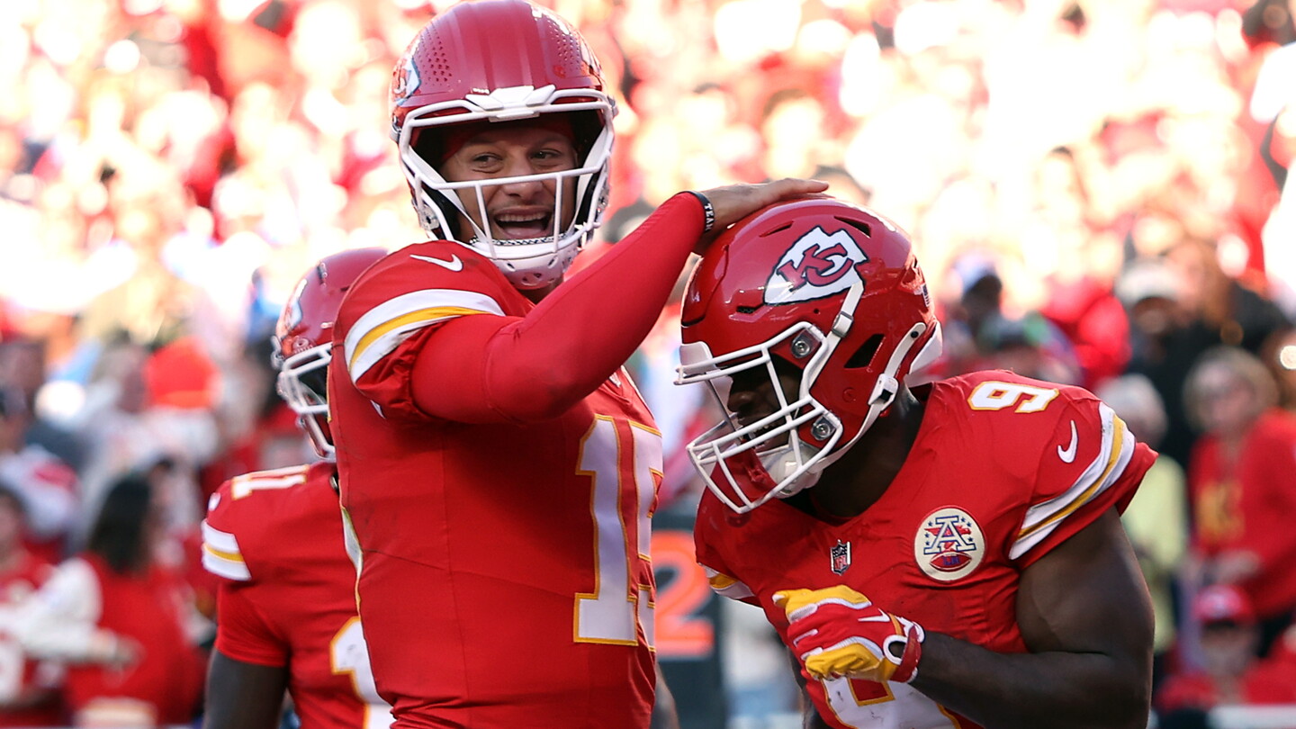 Chiefs at Seahawks odds set for Oct. 25 with Seattle favoured and injury updates including Charbonnet