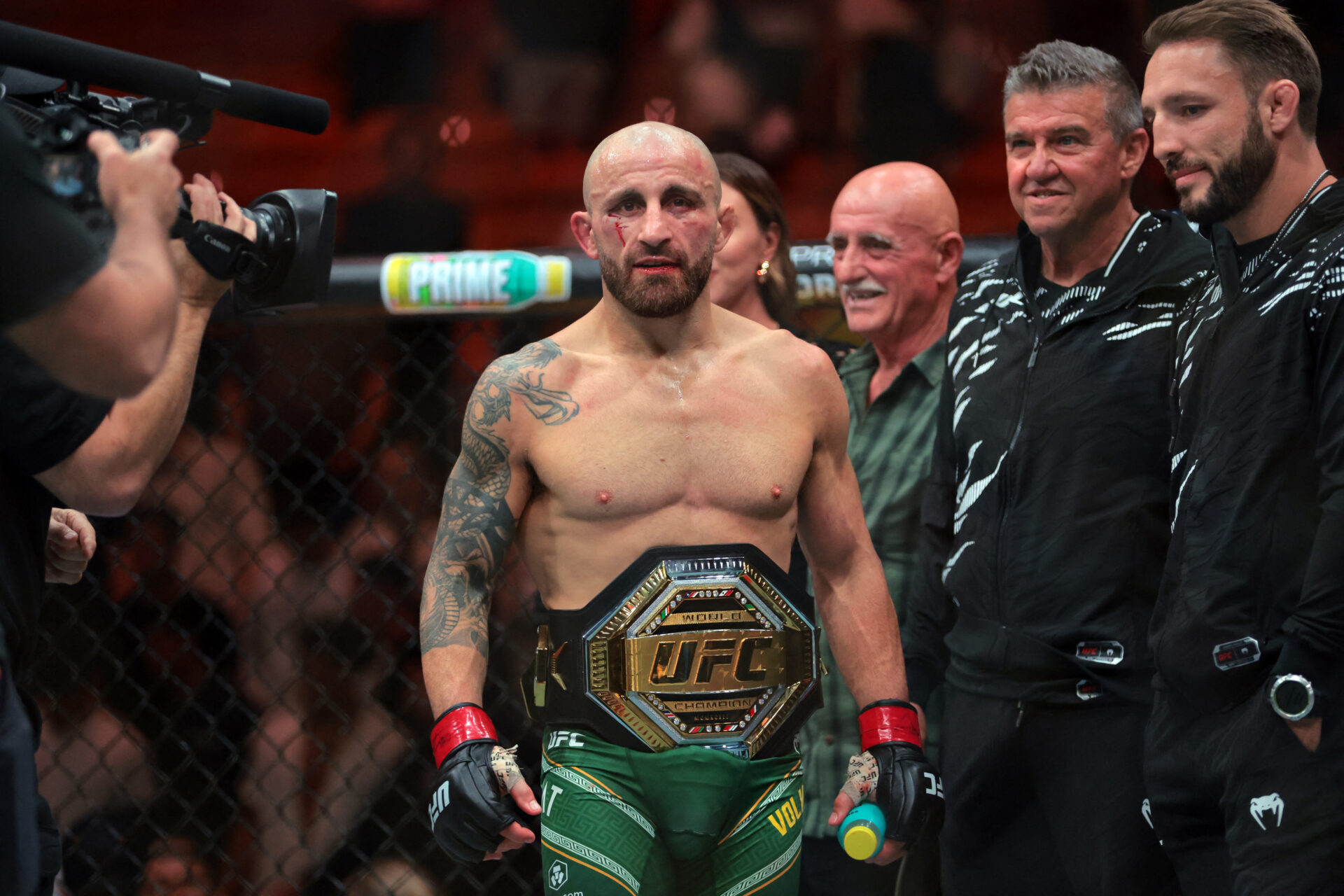 Volkanovski caps UFC 333 with TKO of undefeated Evloev as featherweight and bantamweight titles stay put