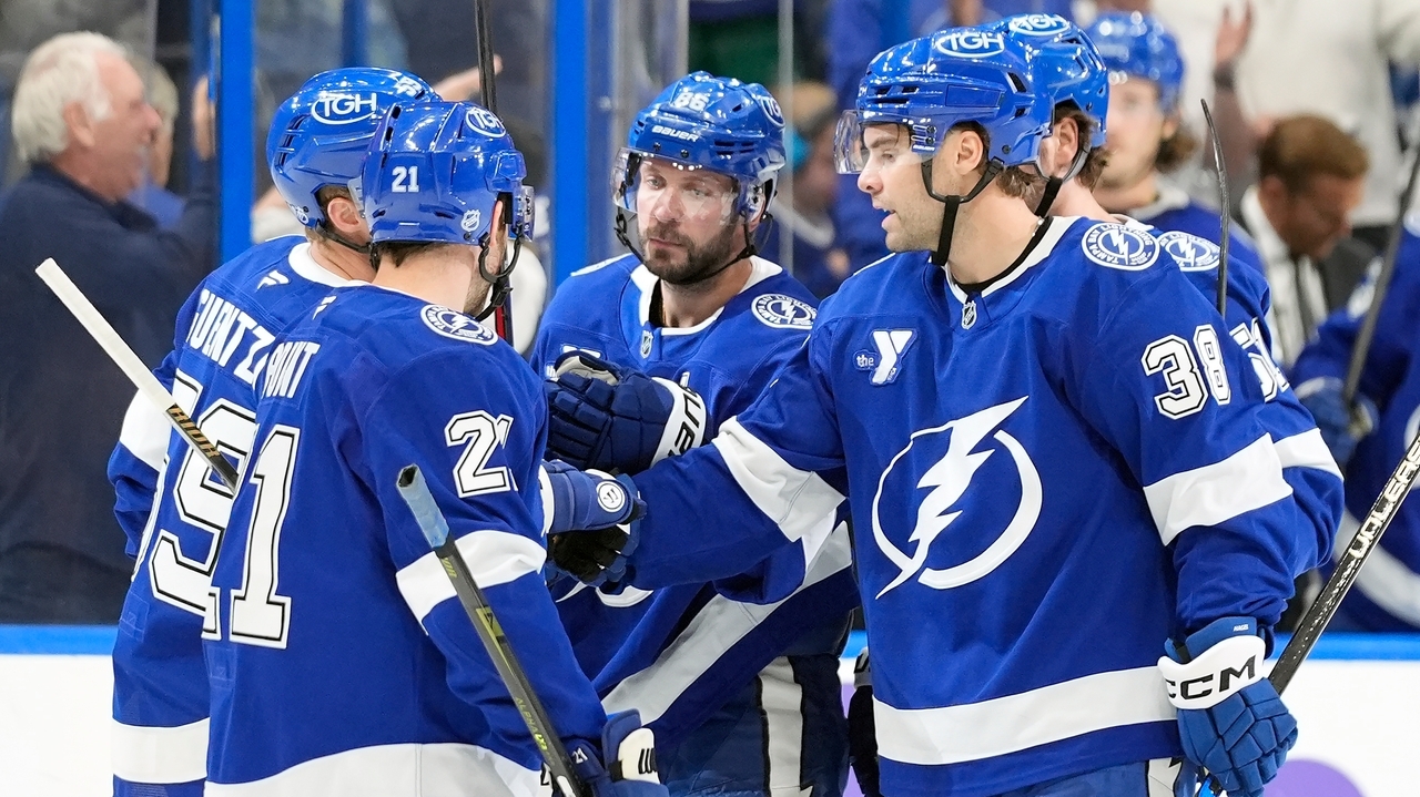 Lightning rally to beat Canucks 4-2 as Kucherov scores twice