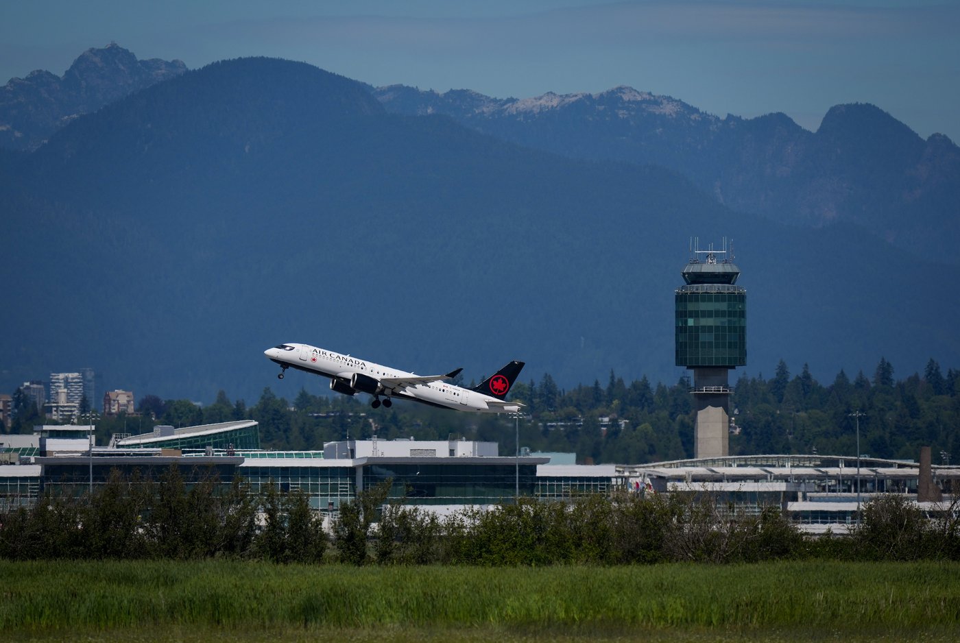 Poll shows 43% support for private operators at major airports, 27% unsure
